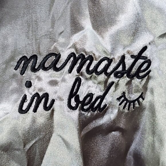 Robe N Hood Grey Silver Poly Namaste In Bed Motif Mid Sleeve Robe w/Belt Sz OSFM - Picture 6 of 16